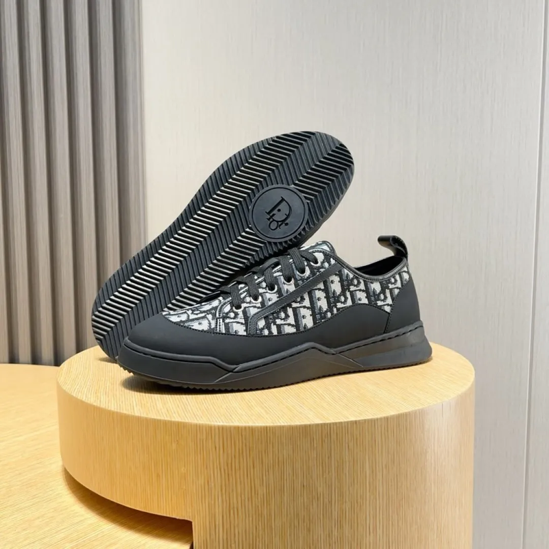 Men's shoes 💰P500💰[Dior] Dior casual sports shoes 🇺🇸Sold at the same time at the counter, top-notch Italian original purchase · The upper is made of brand totem cloth with original leather · Comes with first-layer sheepskin feet · (Totem cloth highlights high-end, nobility, and class) Exquisite workmanship (original lining) Sole: Original factory special outsole ⚠️Comfortable, wear-resistant, non-slip, real-life photo🎬The real thing is more beautiful🔍Number: 39-46【45 46 Customized items are non-returnable]